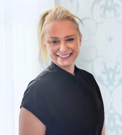 Jennifer Headshot 1 e1755029272405 252x278 - Jennifer Williams, LMT